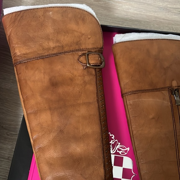 Vince Camuto
Bollo boots
7.5
New - Picture 2 of 6